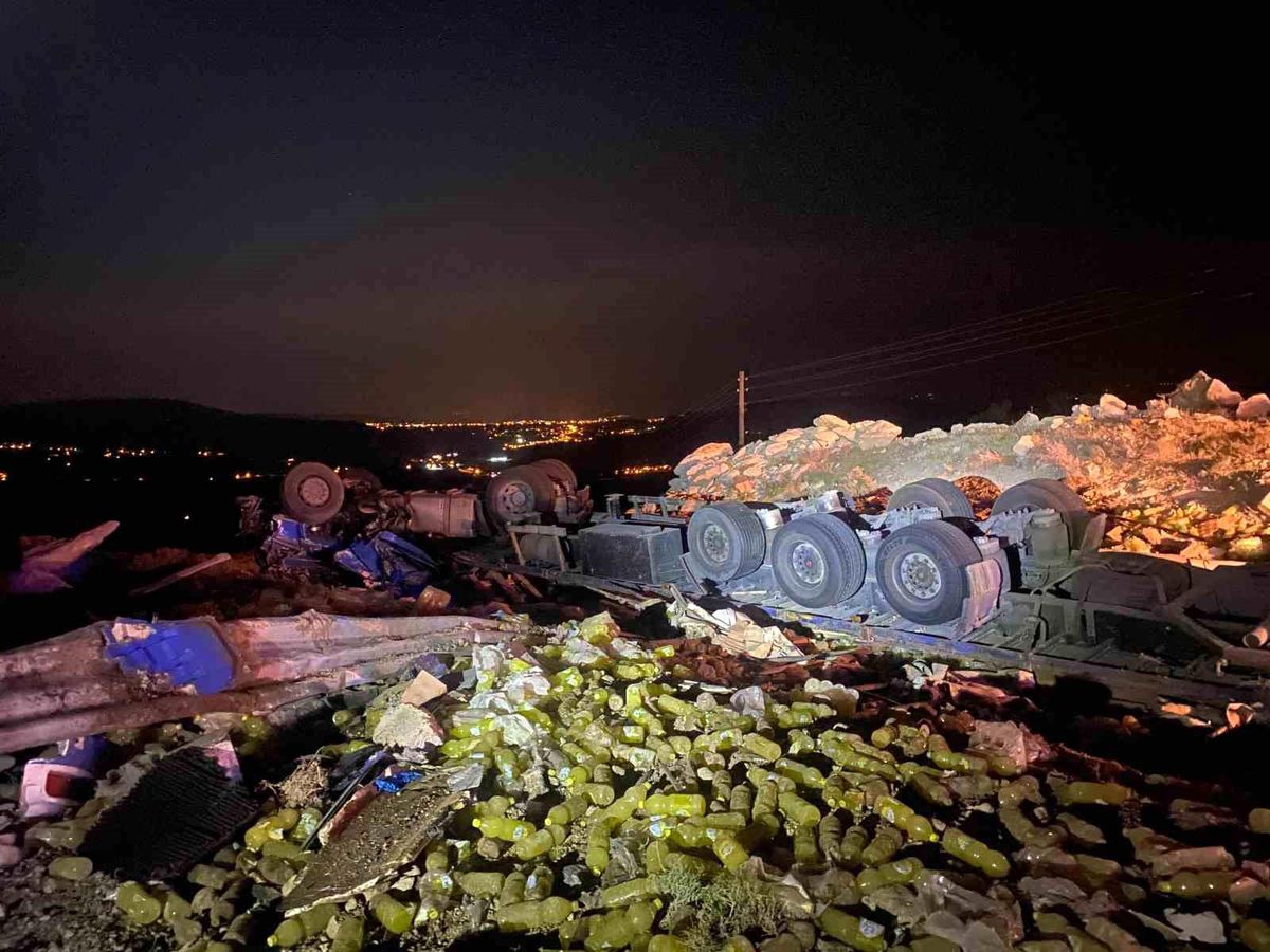 Mersin\'de Tır Devrildi, Sürücü Hayatını Kaybetti