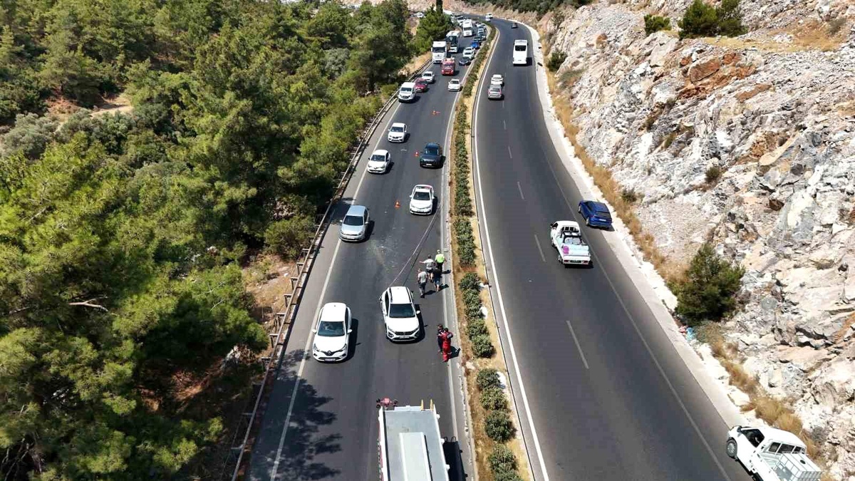 Muğla\'da TIR ile otomobil çarpıştı: 4 yaralı