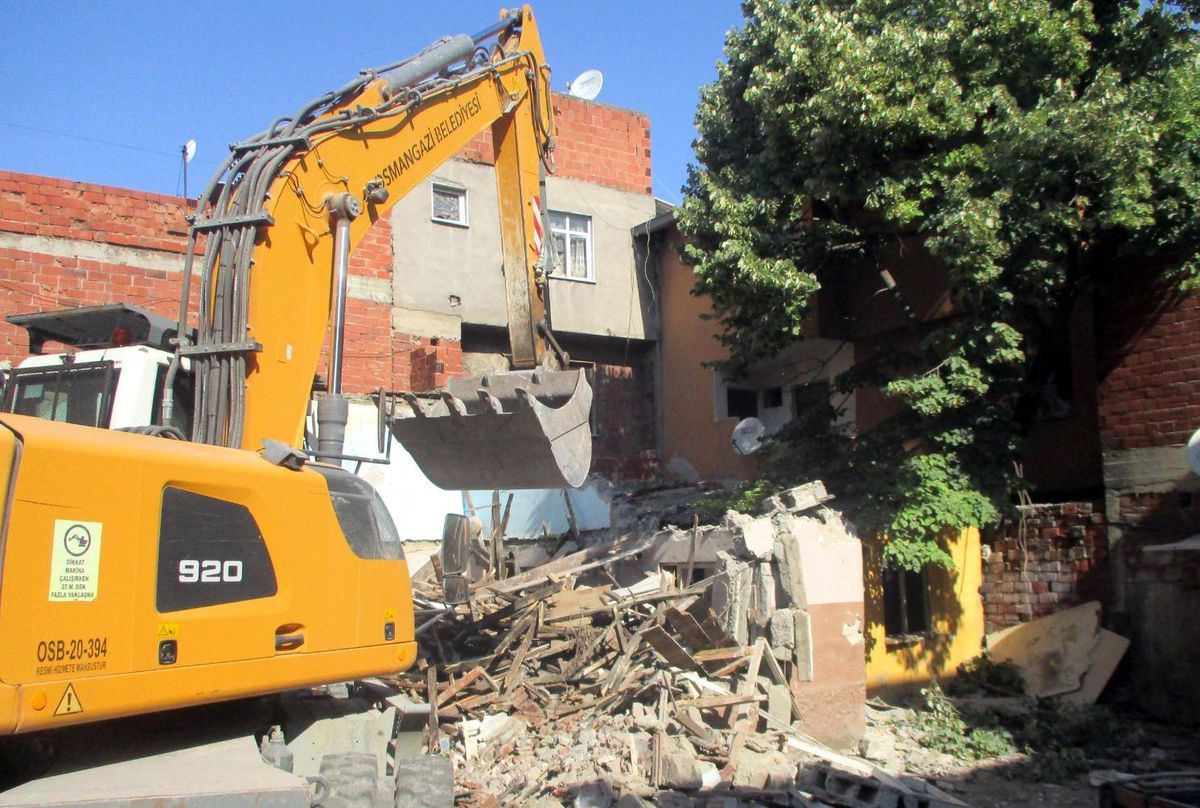 Osmangazi Belediyesi Metruk Binaları Yıkıyor