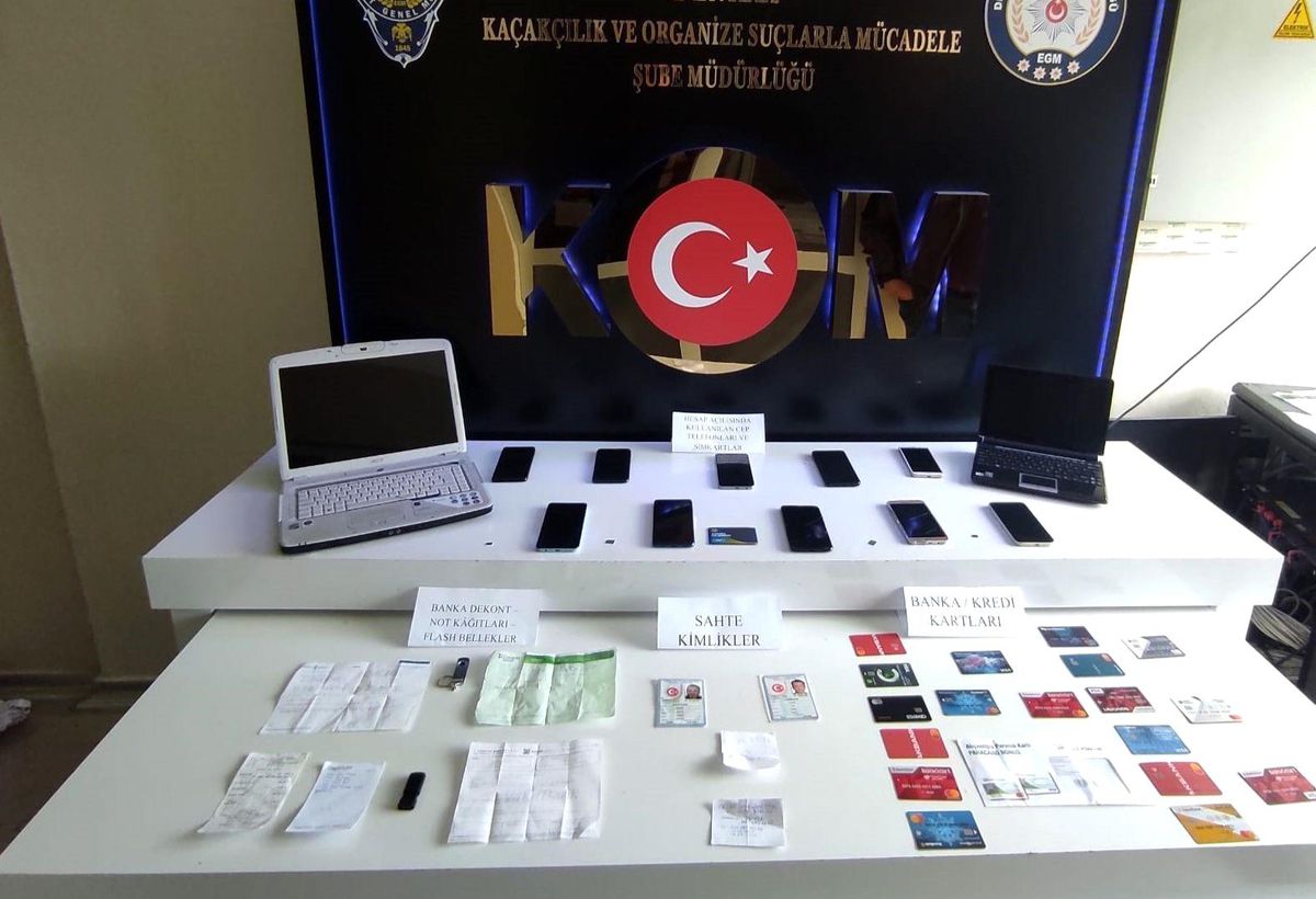 Dolandırıcılar Banka Hesaplarıyla Gençleri Dolandırıyor