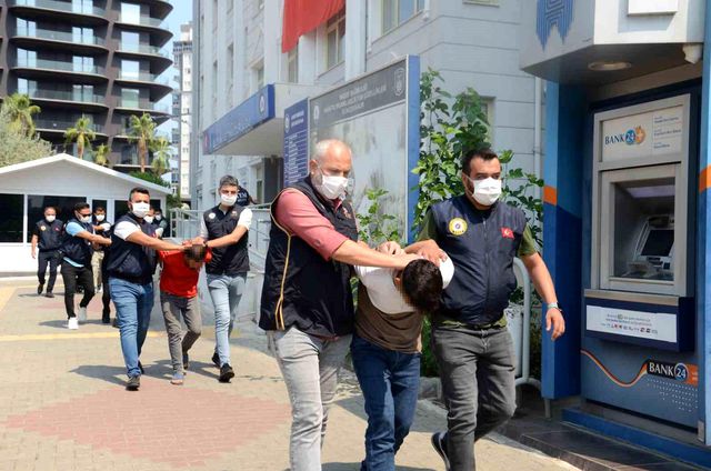 Terör yandaşı halay pahalıya patladı! Gözaltına alınan 10 şüpheli tutuklandı Terör yandaşı halay pahalıya patladı! Gözaltına alınan 10 şüpheli tutuklandı
