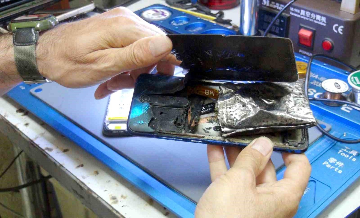 Ahlat\'ta Telefon Tamirinde Patlama Anı Güvenlik Kamerasına Yansıdı