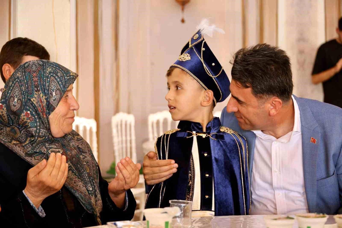 Bilecik Valisi Şefik Aygöl, şehit Halil Öktem\'in yeğenini sünnet düğününde yalnız bırakmadı