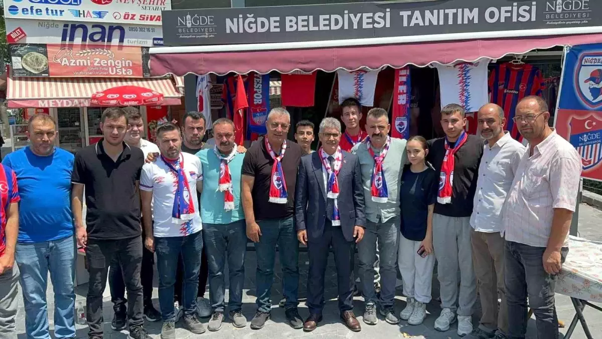 Niğde Valisi Cahit Çelik, Niğde Belediyespor taraftar grubuyla bir araya geldi