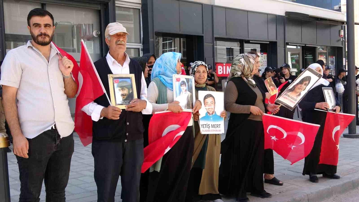 Van\'da PKK tarafından dağa kaçırılan çocukların aileleri evlat nöbetini sürdürüyor