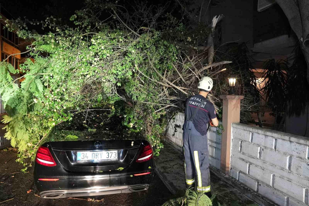 Antalya\'da Kuvvetli Fırtına ve Yağışa Anında Müdahale