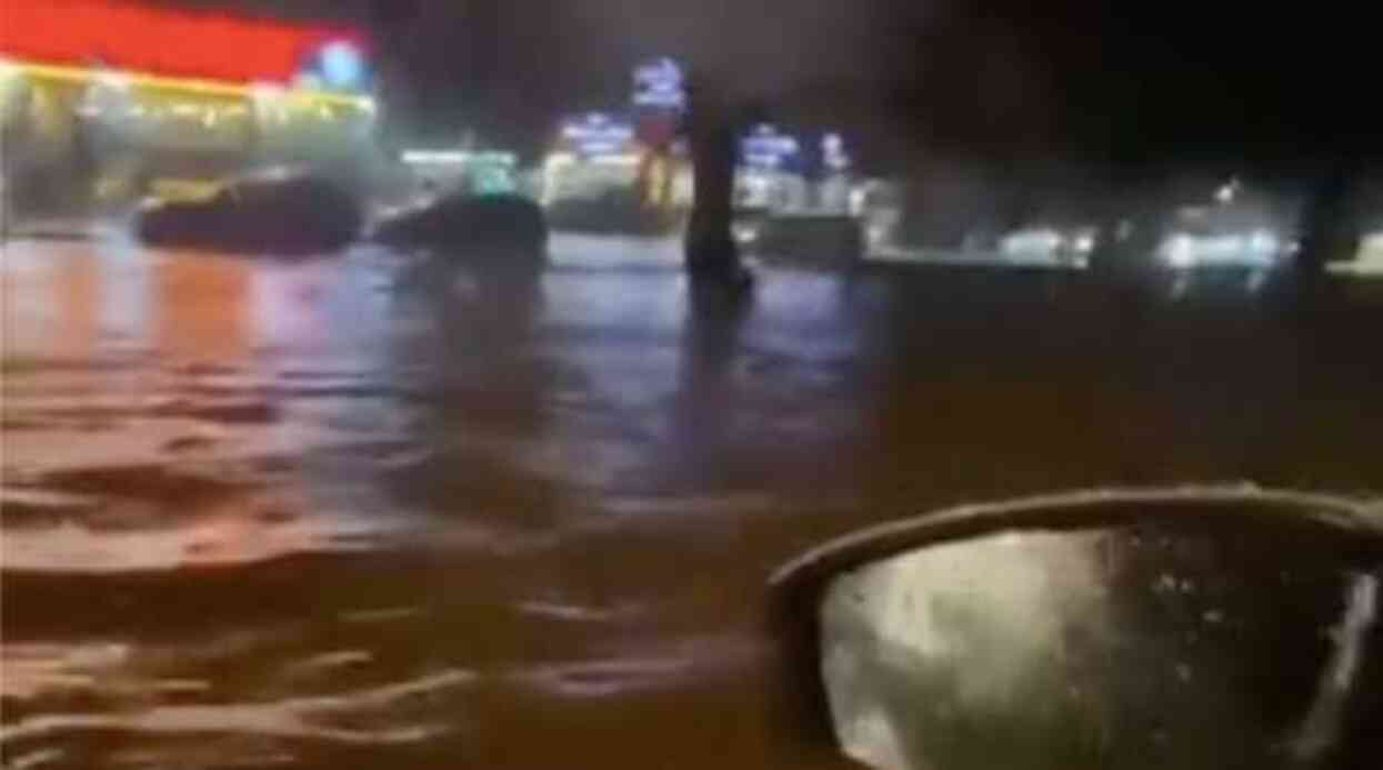 Antalya'da Sağanak ve Fırtına Hayatı Olumsuz Etkiledi Antalya'da Sağanak ve Fırtına Hayatı Olumsuz Etkiledi
