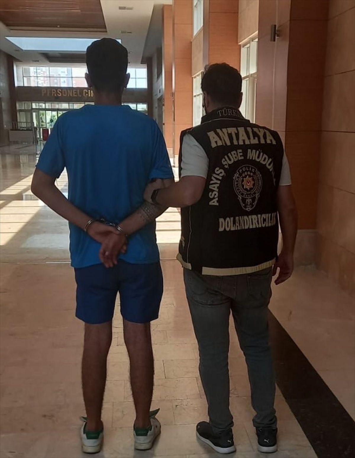 Antalya\'da Polis Olarak Tanıtıp Dolandırıcılık Yapan Şüpheli Tutuklandı