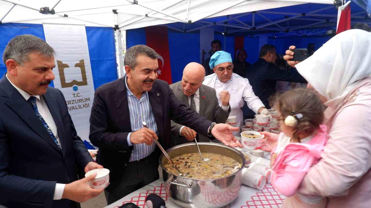 Milli Eğitim Bakanı Erzurum\'da vatandaşlara aşure dağıttı