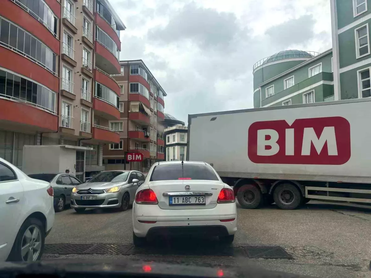 BİM Tırı Park Yeri Bulamayınca Trafiği Kilitledi