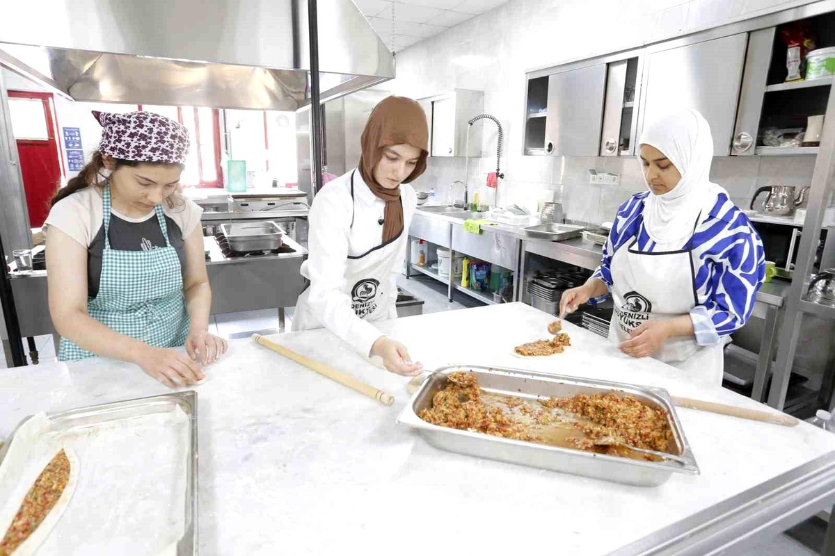 Denizli\'de \'Yerinde Öğreniyoruz\' Projesi Kapsamında Pide Yapımı Kursları Veriliyor