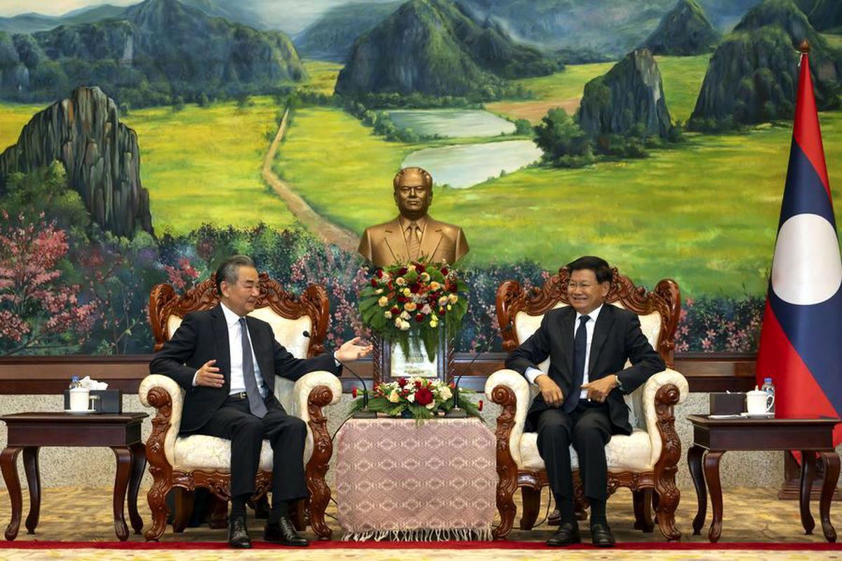 Çin Dışişleri Bakanı Wang Yi, Laos Cumhurbaşkanı ile görüşerek Çin\'in sosyalist piyasa ekonomisine bağlılığını vurguladı
