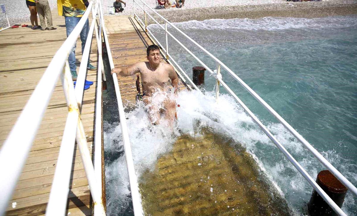 Antalya\'da Engelsiz Plajlar Engelli Bireylerin Tercihi