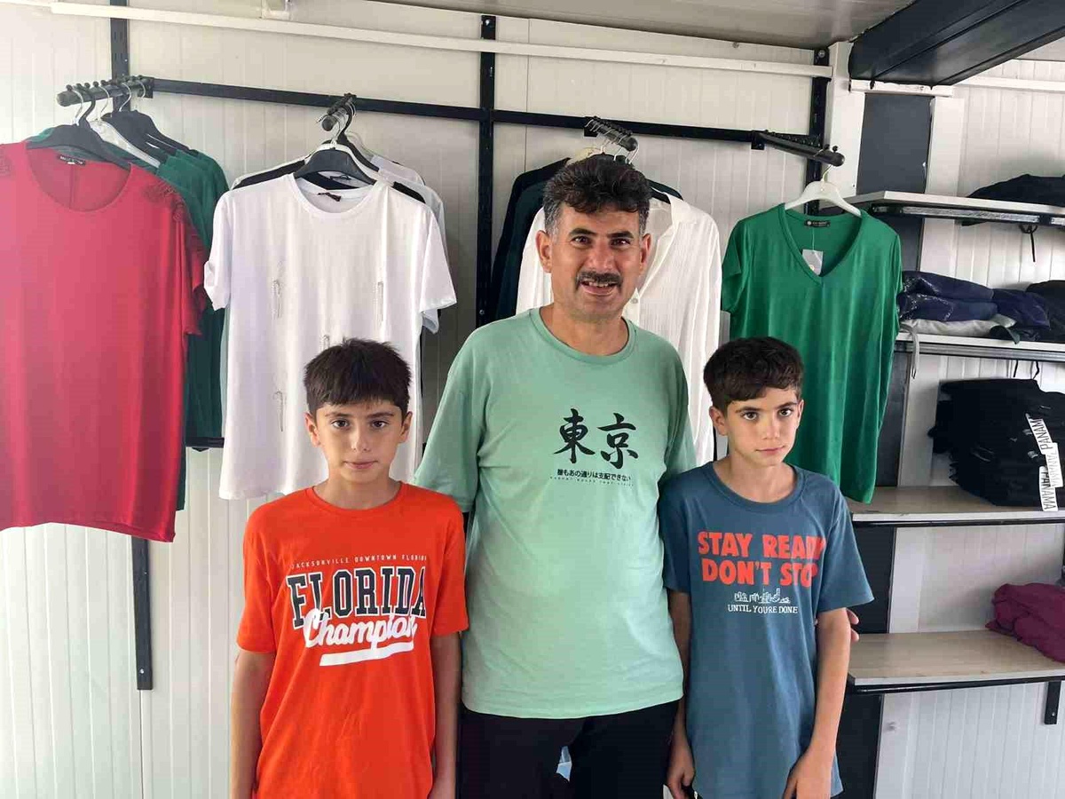 Osmaniye\'de fırtınadan zarar gören konteyner çarşıda depremzede esnafın yaraları sarılıyor