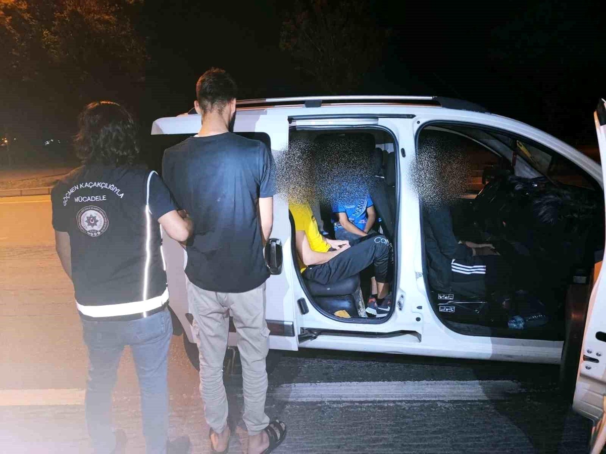 Afyonkarahisar\'da Göçmen Kaçakçılığı Operasyonu: 2 Şüpheli Yakalandı