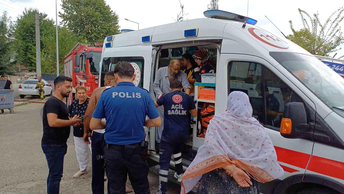 Düzce\'de çıkan yangında 2\'si çocuk 5 kişi dumandan etkilendi