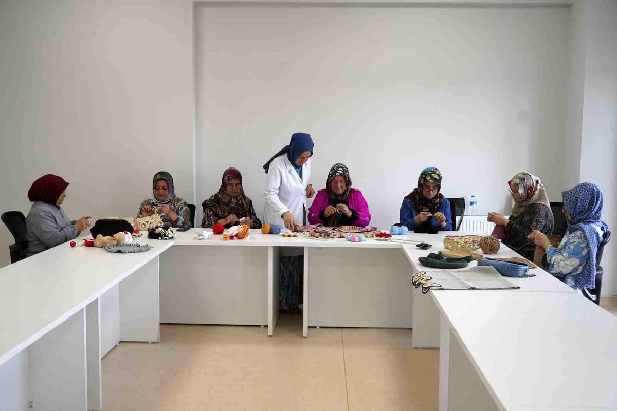 Çayırova\'da Kadınlar Meslek ve Sanat Kurslarıyla Sosyalleşiyor