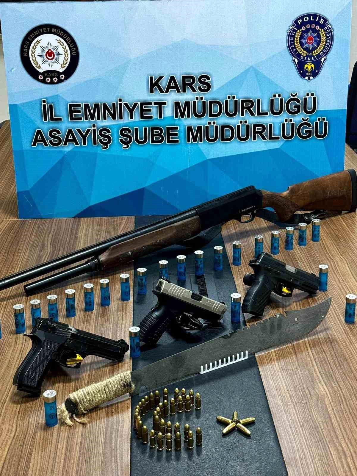 Kars\'ta Ruhsatsız Silah Operasyonu: Bir Pala ve Çok Sayıda Silah Ele Geçirildi