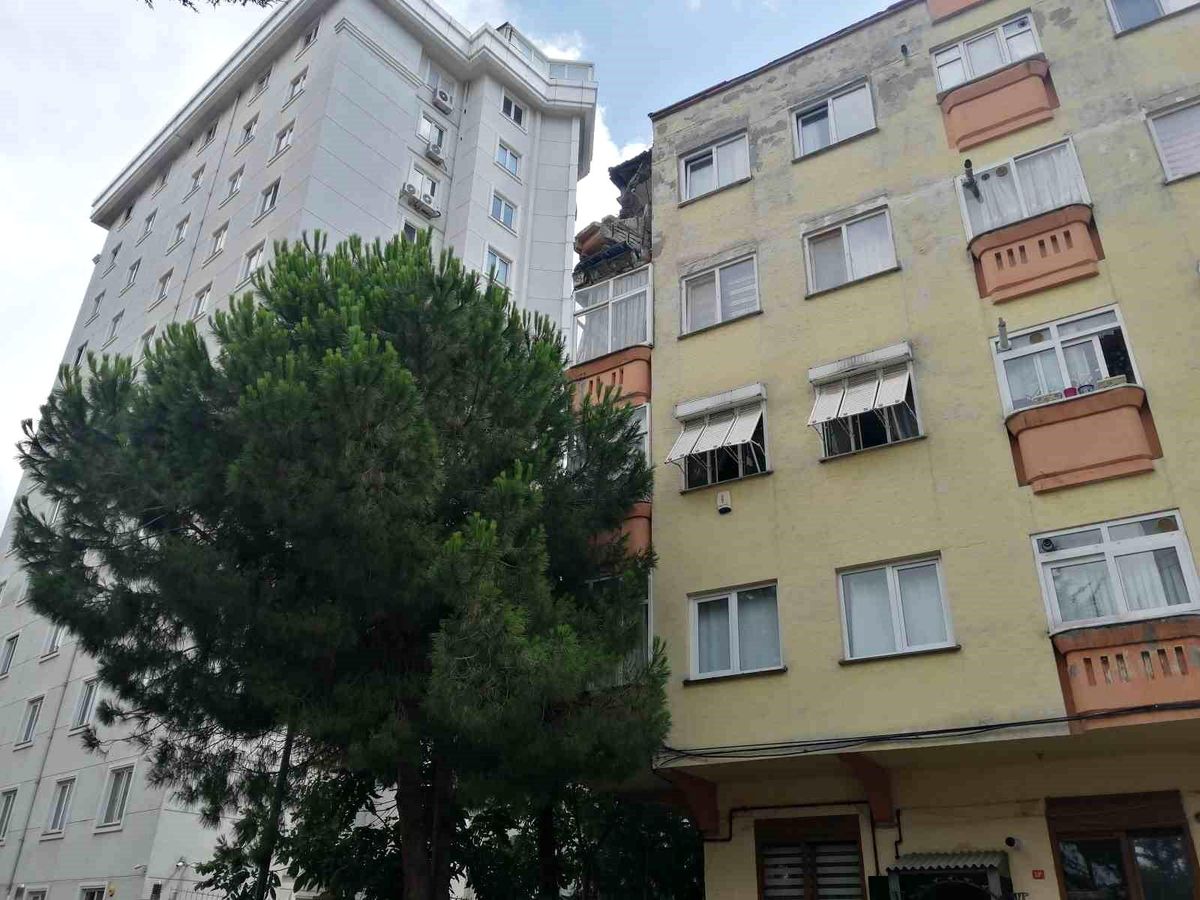 Kartal\'da 4 Katlı Binanın Balkonu Çöktü