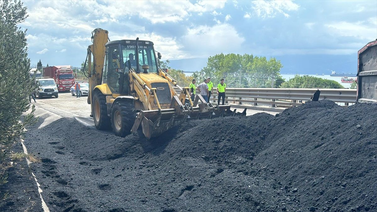 Kocaeli\'de kömür yüklü tır devrildi, D-100 yolunda ulaşım sağlandı