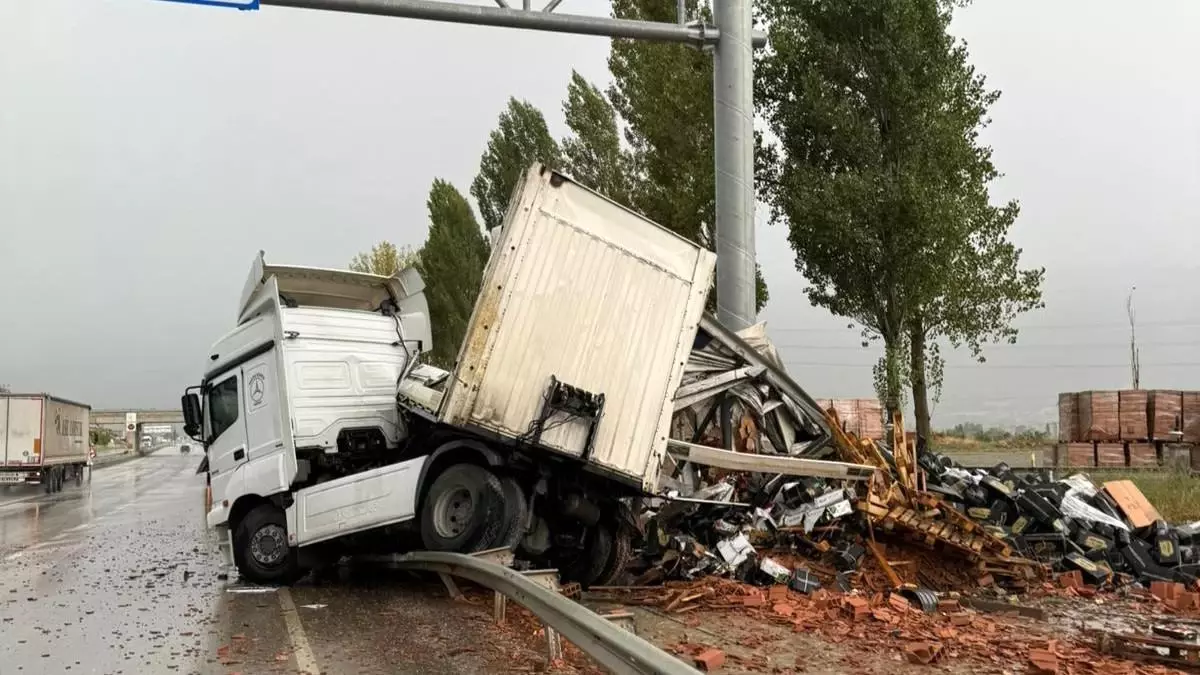 Tosya\'da tır bariyerlere çarptı, sürücü yara almadan kurtuldu