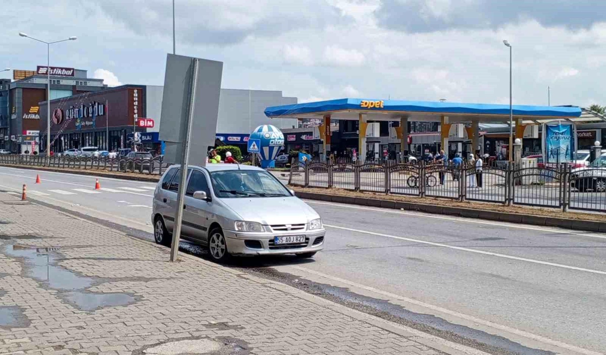 Samsun\'da otomobil bisiklet sürücüsüne çarptı, yaralı var
