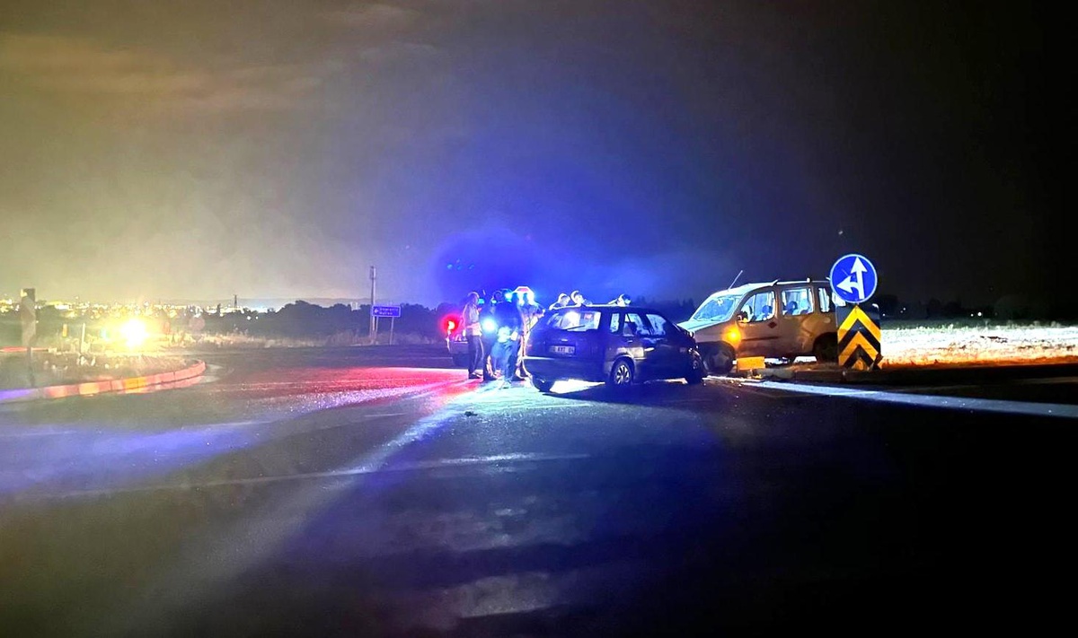 Kütahya\'da Kafa Kafaya Çarpışan Otomobillerde 3 Kişi Yaralandı