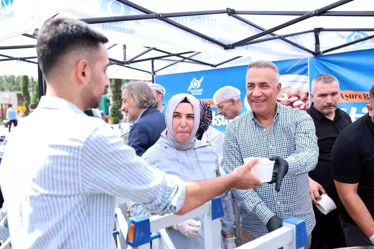 Sultangazi Belediyesi Muharrem Ayı\'nda Aşure Dağıttı