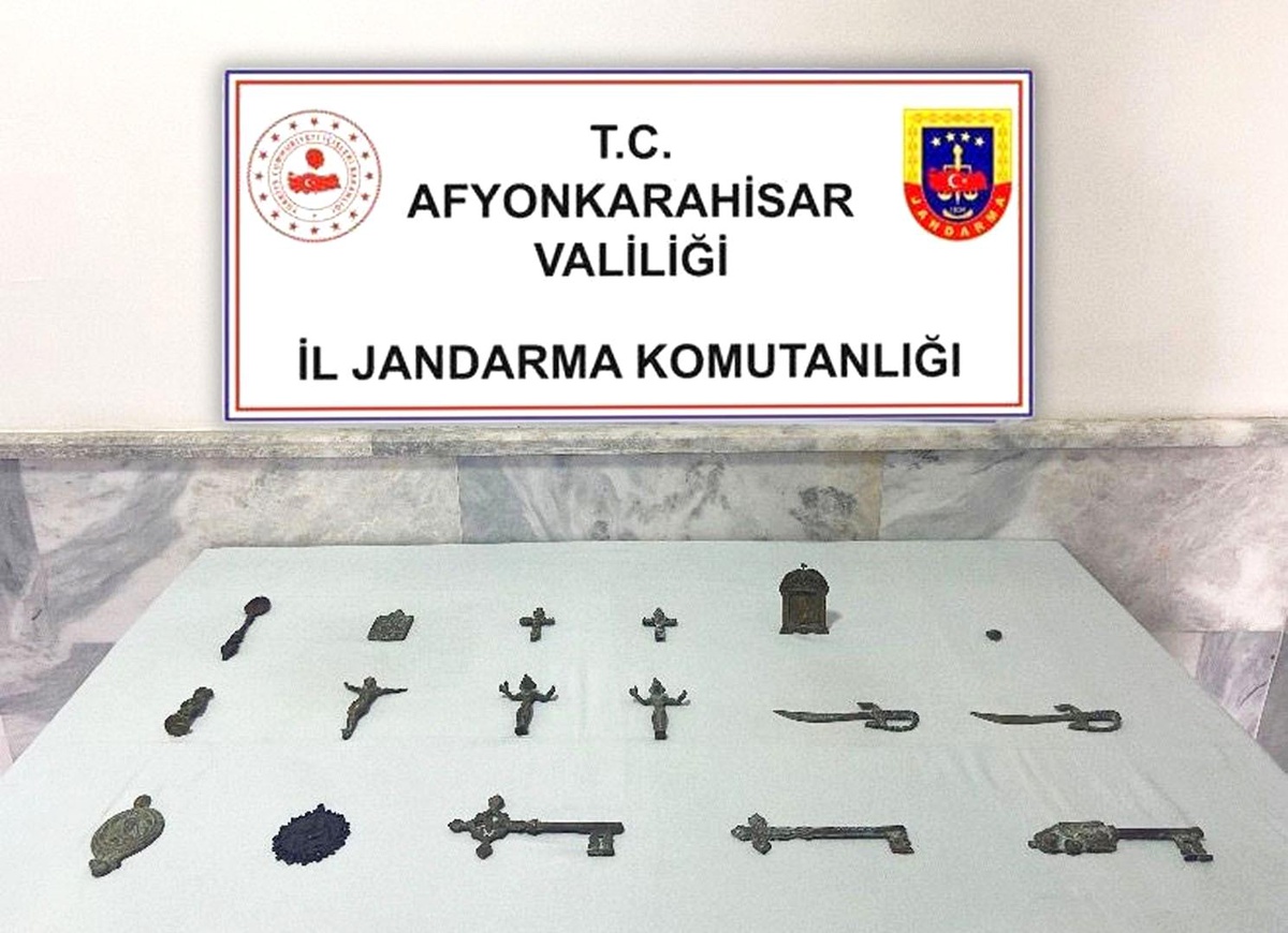 Afyonkarahisar\'da Taş Toplayan Şahıs Tarihi Eserleri Jandarmaya Teslim Etti