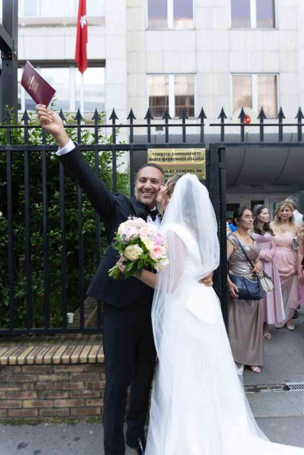 Türk İnfluencer Serap Oğuz ve İş Adamı Cihan Delipınar'ın Masalsı Paris Düğünü Türk İnfluencer Serap Oğuz ve İş Adamı Cihan Delipınar'ın Masalsı Paris Düğünü