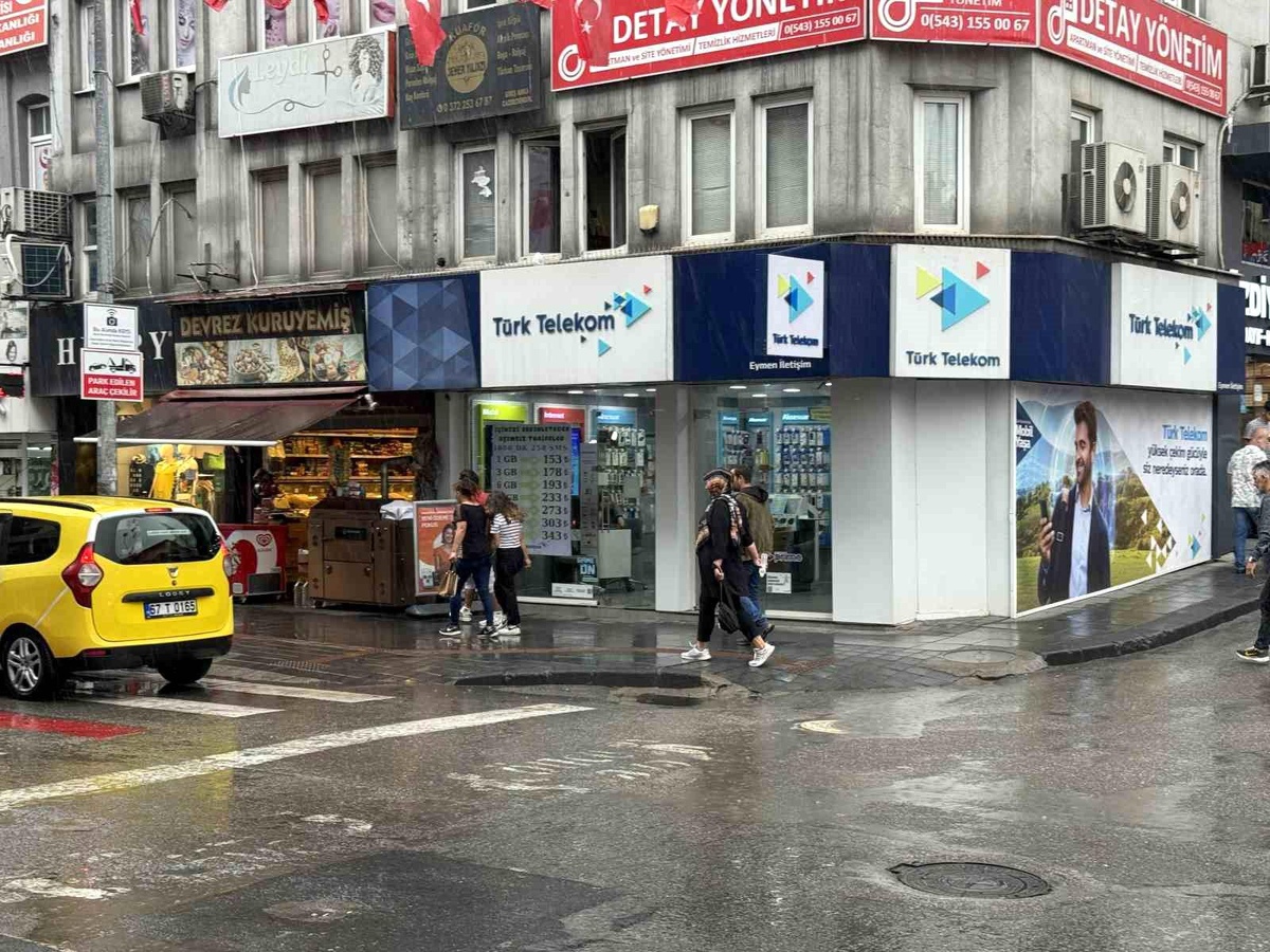 Zonguldak\'ta Sağanak Yağışa Hazırlıksız Yakalanan Vatandaşlar İş Hanlarına ve Dükkanlara Sığındı