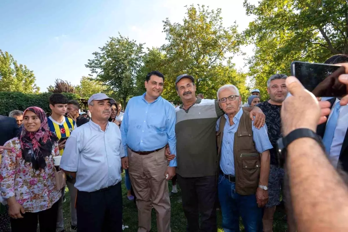 Şehitkamil Belediye Başkanı Umut Yılmaz, Muharrem Ayı\'nda Aşure ve Dondurma İkramında Bulundu