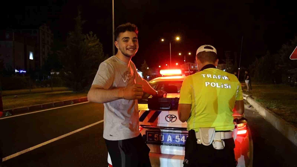 Alkollü sürücü kaza yaptıktan sonra aracı arkadaşının kullandığını söyledi