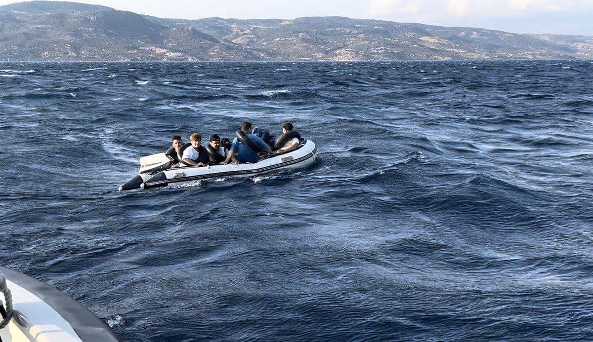Çanakkale\'de Sahil Güvenlik ekipleri 10 kaçak göçmen kurtardı, 12 kaçak göçmen yakalandı