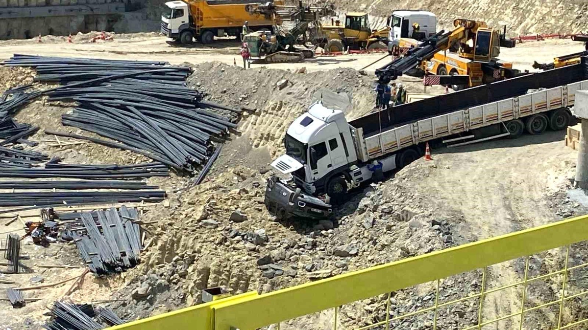 İstanbul Bahçelievler\'de Freni Boşalan Tır Otomobili Sürükledi