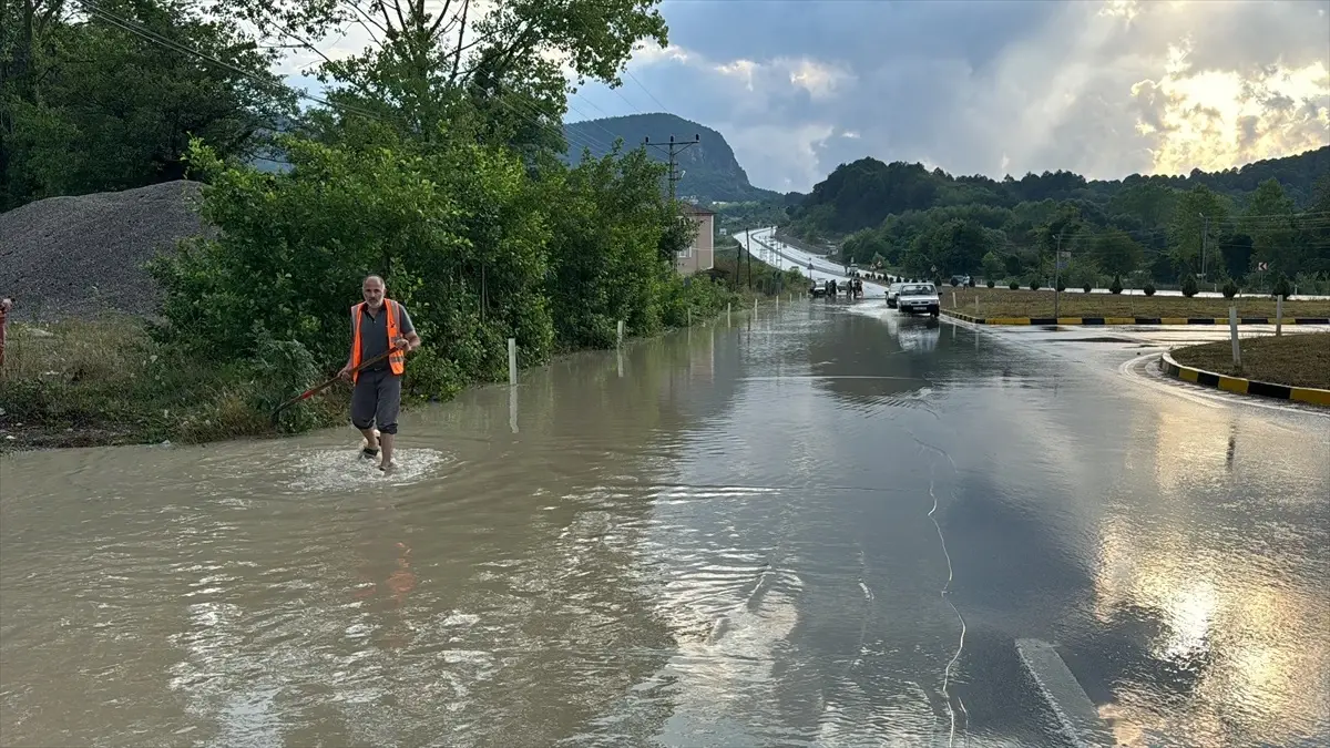 Bartın\'da Sağanak Yağış Trafiği Olumsuz Etkiledi