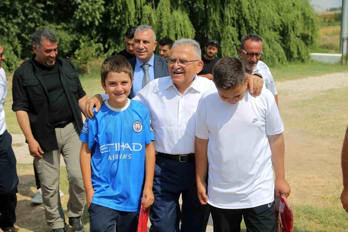 Kayseri Büyükşehir Belediye Başkanı Bayramhacı Mahallesi\'ni Ziyaret Etti