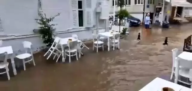 Bursa'da yollar dereye, merdivenler şelaleye döndü