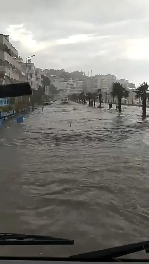 Bursa'da yollar dereye, merdivenler şelaleye döndü