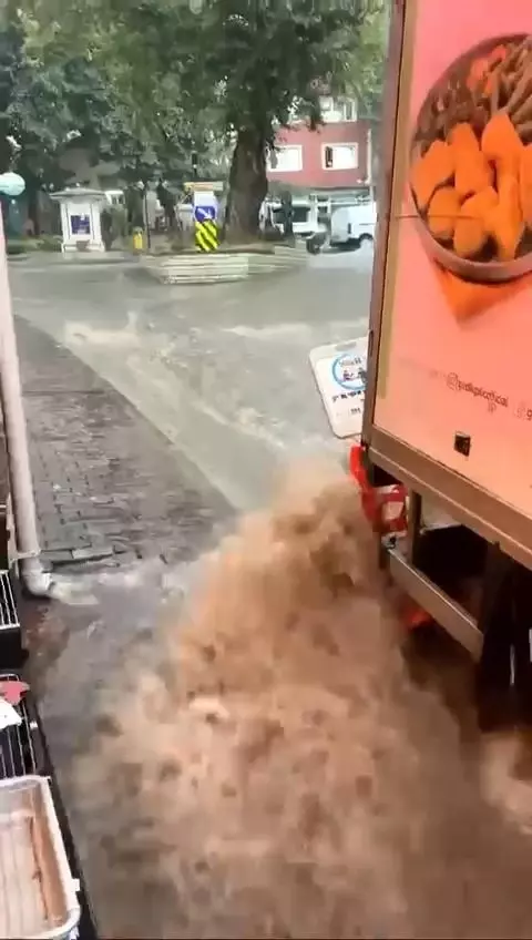 Bursa'da yollar dereye, merdivenler şelaleye döndü