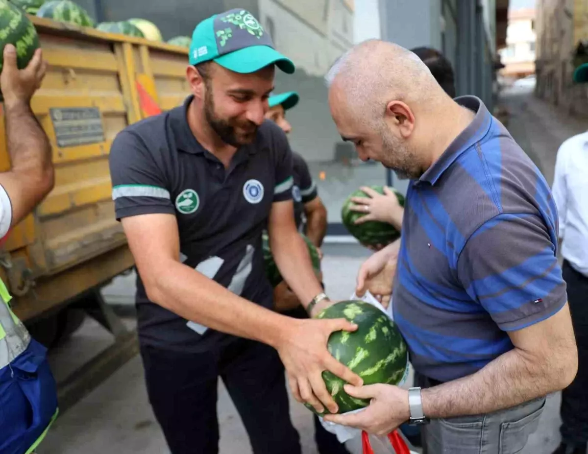 Bursa Büyükşehir Belediyesi Ücretsiz Kavun ve Karpuz Dağıtıyor