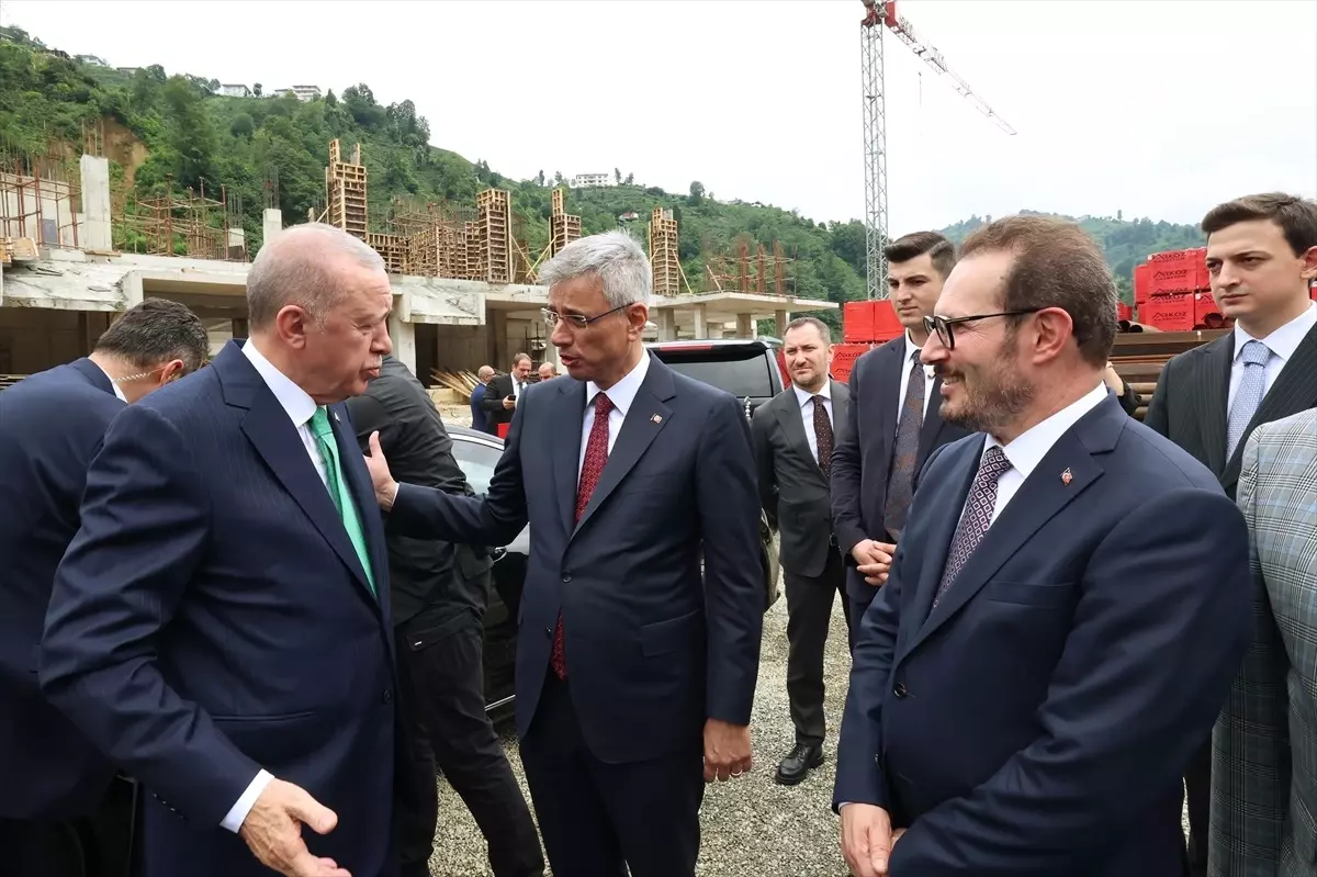 Cumhurbaşkanı Erdoğan, Rize\'deki Güneysu Devlet Hastanesi inşaatını inceledi