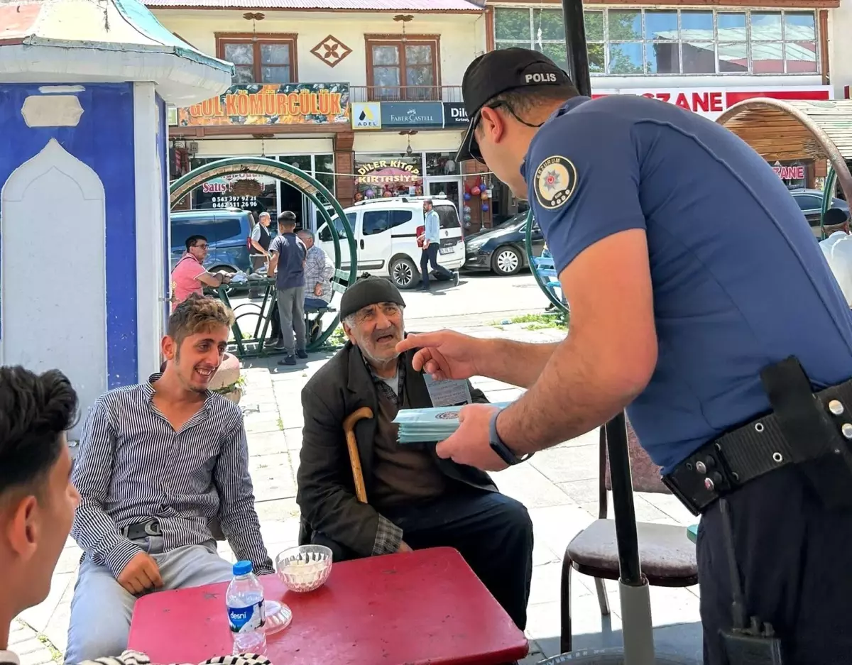 Erzurum\'da Polis Vatandaşa Uyarıcı Broşürler Dağıttı