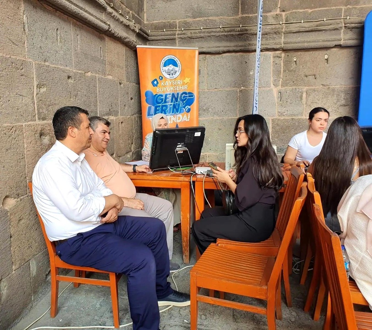 Kayseri Büyükşehir Belediyesi Gençlere Ücretsiz Tercih Danışmanlığı Hizmeti Sunuyor