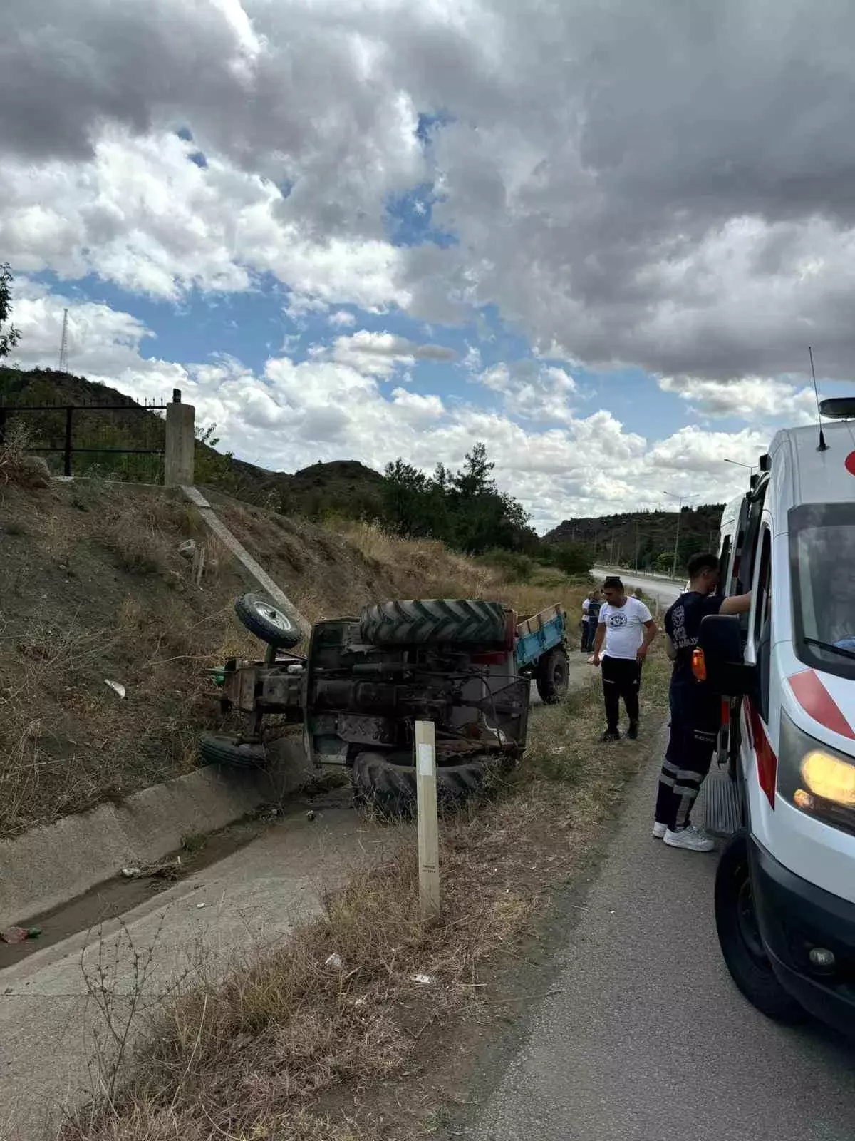 Çorum İskilip\'te Traktör Devrildi: Sürücü Yaralandı