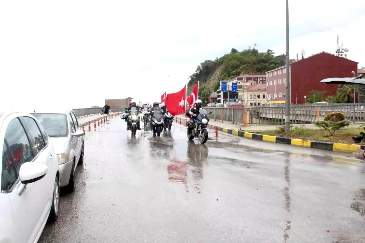 Kurtuluş Savaşı\'nda cephanenin taşındığı İstiklal Yolu\'nu motorla geçiyorlar