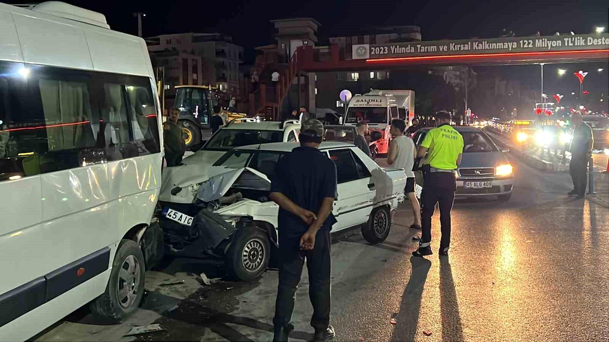 Manisa\'da zincirleme trafik kazası: 1\'i bebek, 2\'si çocuk 9 kişi yaralandı