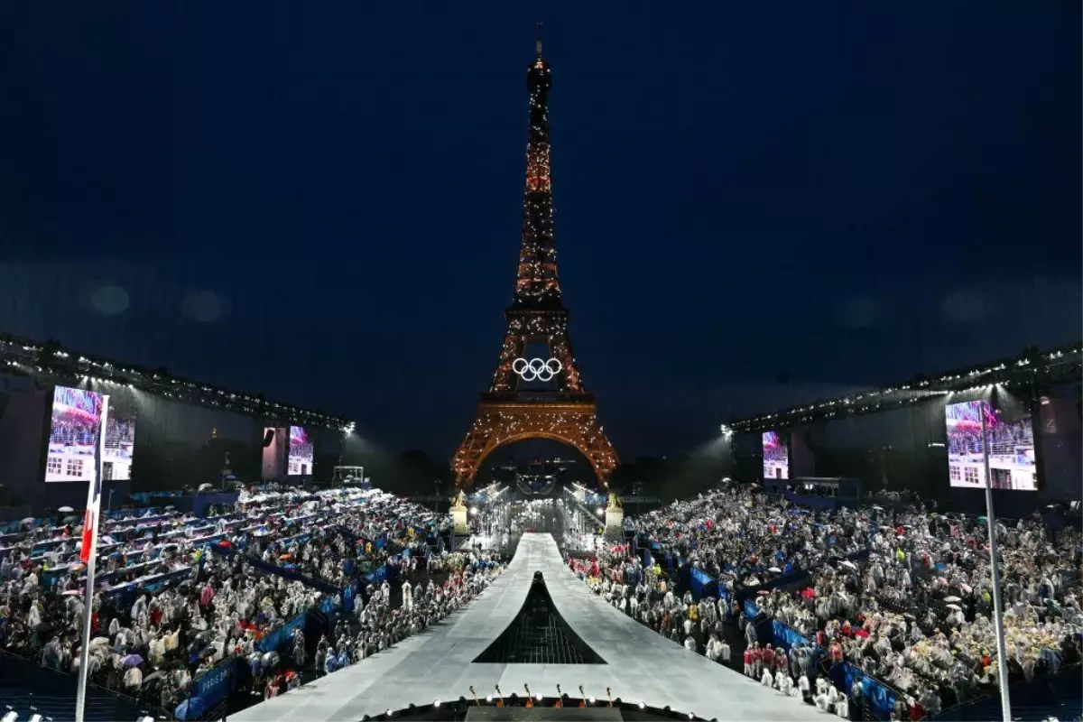 Paris Olimpiyatları Sen Nehri\'nde Yağmur Altında Açıldı