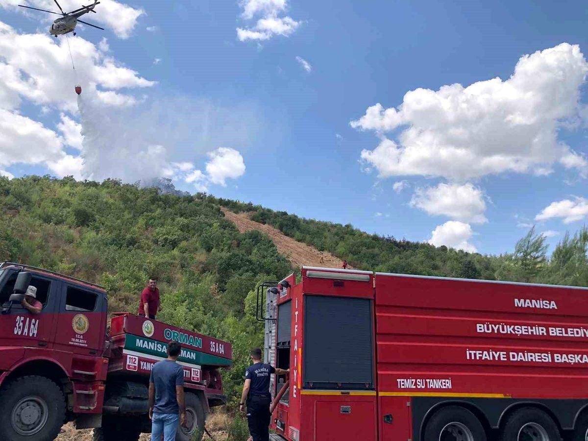 Yunusemre ilçesinde ormanlık alanda yangın çıktı