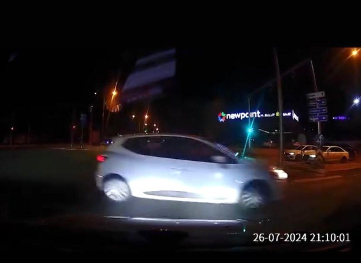Elazığ\'da Kırmızı Işıkta Geçen Araç Kazası Son Anda Önlenildi